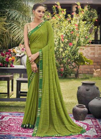 Grab These Saree in Fine Colored.These Saree Are Georgette And Blouse is Fabricated On Banarasi.Its Beautified With Designer Foil,Negative Printed,Embroidery Work Border.