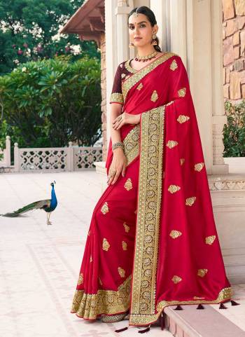 Grab These Festive Wear Saree in Fine Colored.These Saree Are Vichitra Silk And Blouse is Fabricated On Phantom Silk.Its Beautified With Designer Jari Embroidery Work.