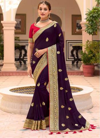 Grab These Festive Wear Saree in Fine Colored.These Saree Are Vichitra Silk And Blouse is Fabricated On Phantom Silk.Its Beautified With Designer Jari Embroidery Work.