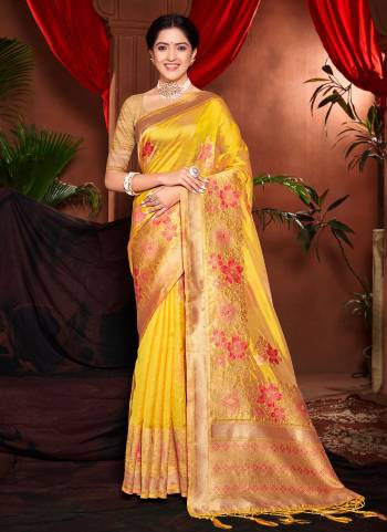 Grab These Festive Wear Saree in Fine Light Colored.These Saree And Blouse is Fabricated On Silk.Its Beautified With Weavon Designer Work.