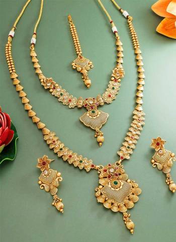 Grab These Beautifil Colored Necklace.These Necklace is Come Copper Material And Beautified With Floral Temple Work.