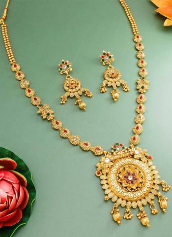 Grab These Beautifil Colored Necklace.These Necklace is Come Copper Material And Beautified With Floral Temple Work.