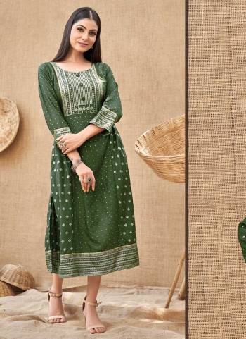 Grab These Beautiful Looking Readymade Long Kurti.These Kurti is Fabricated On Rayon.Its Beautified With Designer Foil Printed.