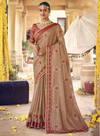 Grab These Party Wear Saree in Fine Colored.These Saree Are Dola Silk And Blouse is Fabricated On Banarasi.Its Beautified With Designer Embroidery,Stone Work.