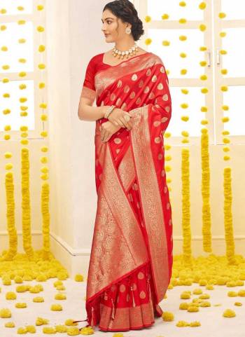 Grab These Festive Wear Saree in Fine Colored.These Saree And Blouse is Fabricated On Silk.Its Beautified With Weavon Designer Work.