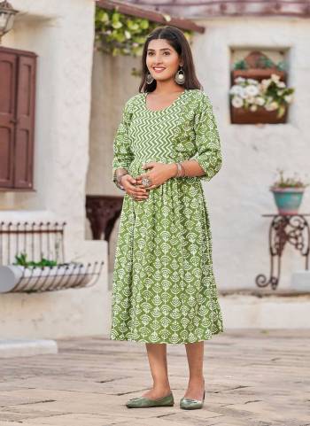 Grab These Beautiful Looking Comfort Feeding And During Maternity Period Readymade Kurti.These Kurti is Fabricated On Capsule Cotton.Its Beautified With Designer Printed.