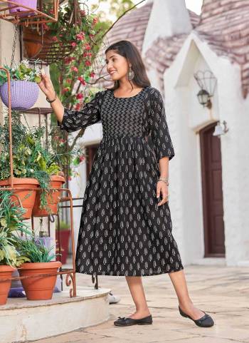 Grab These Beautiful Looking Comfort Feeding And During Maternity Period Readymade Kurti.These Kurti is Fabricated On Capsule Cotton.Its Beautified With Designer Printed.