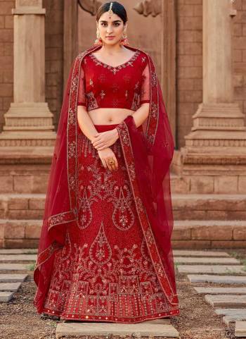 Garb This Partywear Fine Color Heavy Designer Choli Fabric Are Net And Lahenga Net And Dupatta Net In Fabricated Beautified With Attrective Jari,Mirror Embroidery Work. Buy Now.