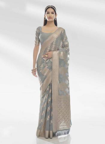 Looking These Festive Wear Saree in Fine Colored.These Saree And Blouse is Fabricated On Organza.Its Beautified With Weavon Designer Work.