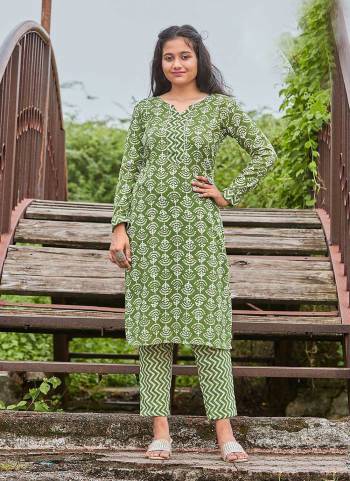 Grab These Beautiful Looking Readymade  Kurti With Pent.These Gown is Fabricated On Capsule Cotton Kurti And Pent.Its Beautified With Designer Printed.