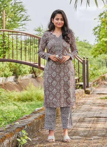 Grab These Beautiful Looking Readymade  Kurti With Pent.These Gown is Fabricated On Capsule Cotton Kurti And Pent.Its Beautified With Designer Printed.