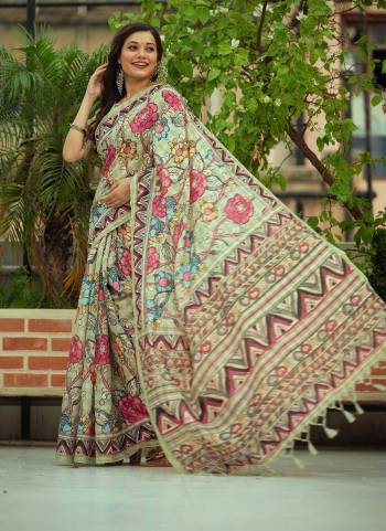 Garb These Festive Wear Saree in Fine Colored.These Saree And Blouse is Fabricated On Linen Cotton.Its Beautified With Weavon Jari Lining,Kalamkari Printed.