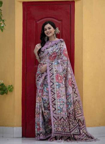 Garb These Festive Wear Saree in Fine Colored.These Saree And Blouse is Fabricated On Linen Cotton.Its Beautified With Weavon Jari Lining,Kalamkari Printed.