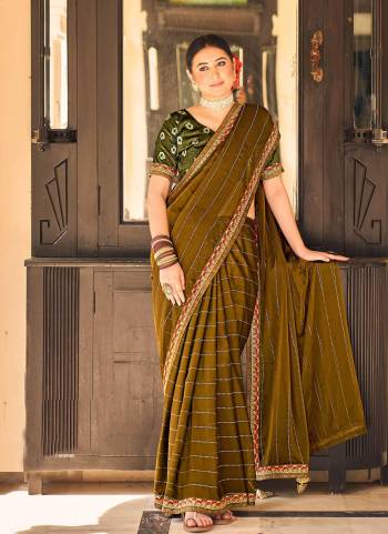 Grab These Party Wear Saree in Fine Colored.These Saree Are Chiffon And Blouse is Fabricated On Jacquard Silk.Its Beautified With Swarovski ,Embroidery Work.