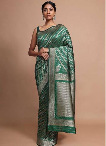 Looking These Festive Wear Saree in Fine Colored.These Saree And Blouse is Fabricated On Banarasi Silk.Its Beautified With Weavon Designer Work.