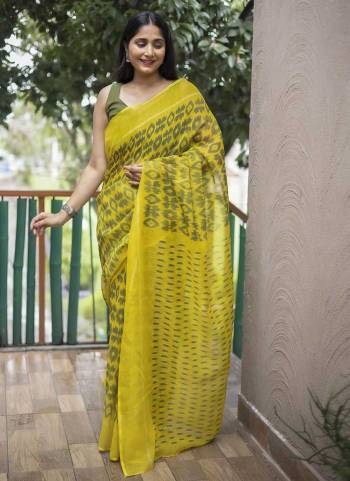 Attrective Look These Saree in Fine Colored.These Saree And Blouse is Cotton Fabricated.Its Beautified With Designer Digital Printed.