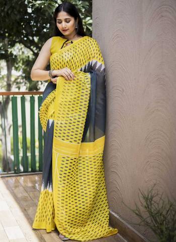 Attrective Look These Saree in Fine Colored.These Saree And Blouse is Cotton Fabricated.Its Beautified With Designer Digital Printed.