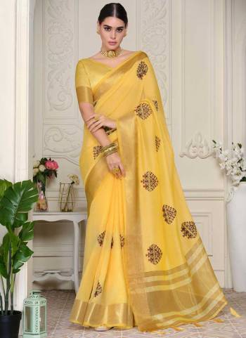 Look These Saree in Fine Colored.These Saree And Blouse is Fabricated On Organza Pair.Its Beautified With Weavon Border And Pallu Designer,Embroidery Work.