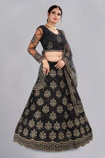 For A Designer Look,Grab These Lehenga Choli in Fine Colored.These Lehenga Choli And Dupatta Are Fabricated On Net Pair.Its Beautified With Fancy Designer Thread Embroidery,Stone Work.