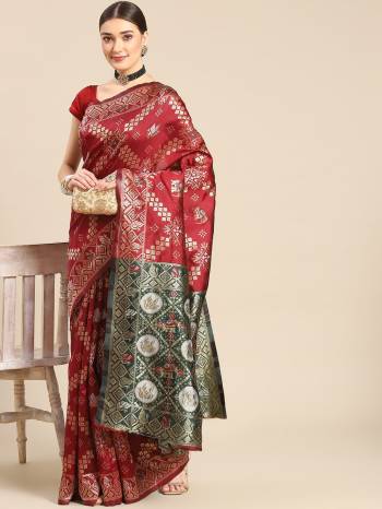 Grab These Festive Wear Saree in Fine Colored.These Saree And Blouse  is Fabricated On Silk Blend.Its Beautified With Wevon Jari Designer