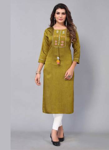 Grab These Beautiful Looking Readymade Kurti.These Kurti is Fabricated On Poly Cotton.Its Beautified With Designer Embroidery Work.