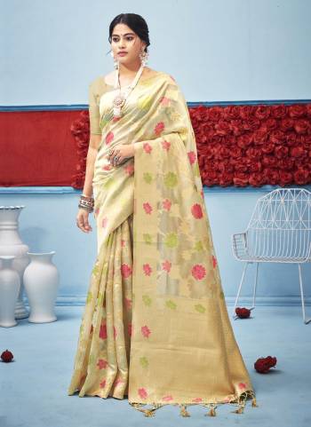 Look These Saree in Fine Colored.These Saree And Blouse is Fabricated On Organza.Its Beautified With Heavy Wevon Jacquard Designer Work.