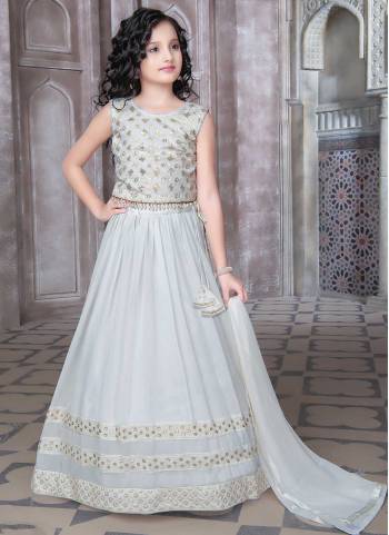 For A Designer Look,Grab These Kidswear Readymade Lehenga Choli in Fine Colored.These Lehenga And Blouse Are Fabricated On Georgette Pair With Georgette Dupatta.Its Beautified With Designer Embroidery Work.