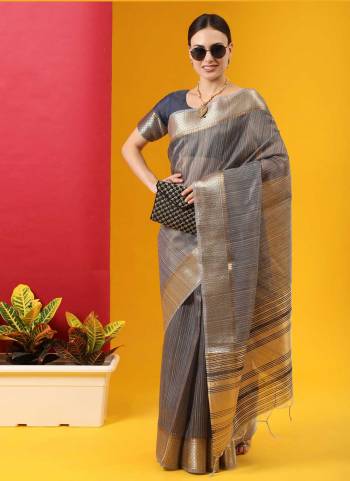 Garb These Festive Wear Saree in Fine Colored.These Saree And Blouse is Fabricated On Linen Silk.Its Beautified With Weavon Pattern Designer.