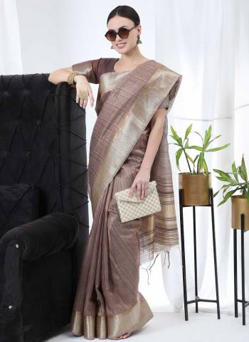 Garb These Festive Wear Saree in Fine Colored.These Saree And Blouse is Fabricated On Linen Silk.Its Beautified With Weavon Pattern Designer.