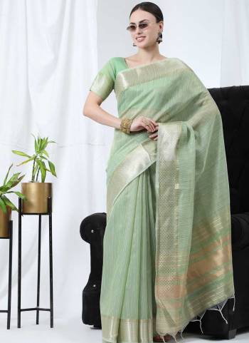 Garb These Festive Wear Saree in Fine Colored.These Saree And Blouse is Fabricated On Linen Silk.Its Beautified With Weavon Pattern Designer.