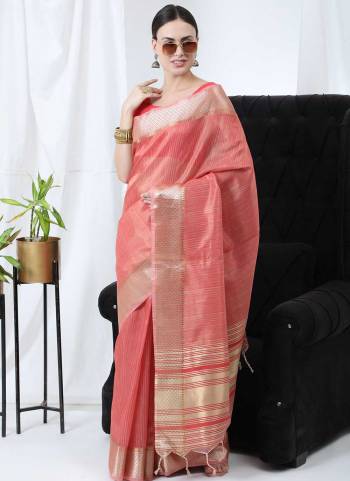 Garb These Festive Wear Saree in Fine Colored.These Saree And Blouse is Fabricated On Linen Silk.Its Beautified With Weavon Pattern Designer.