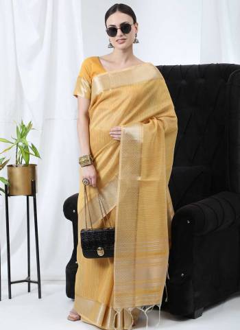 Garb These Festive Wear Saree in Fine Colored.These Saree And Blouse is Fabricated On Linen Silk.Its Beautified With Weavon Pattern Designer.