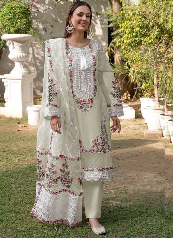 Attrective These Suit in Fine Colored Pair With Bottom And Dupatta.These Top And Dupatta Are Fabricated On Georgette Pair With Santoon Bottom.Its Beautified With Santoon Inner.Its Beautified With Heavy Designer Floral Embroidery Work.