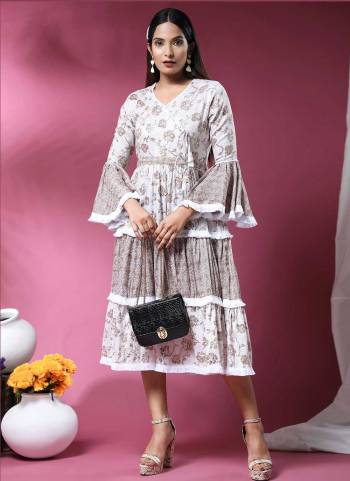 Grab These Beautiful Looking Readymade Kurti.These Kurti is Fabricated On Capsule Viscose.Its Beautified With Solid With Hand Work.