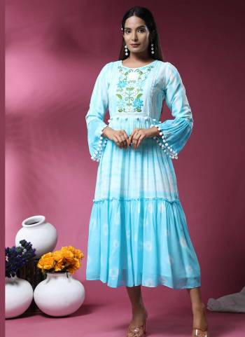 Grab These Beautiful Looking Readymade Kurti.These Kurti is Fabricated On Georgette.Its Beautified With Batak Printed With Embroidery Work.