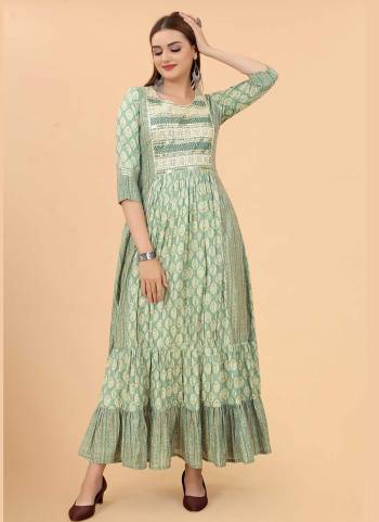 Grab These Beautiful Looking Readymade Kurti.These Kurti is Fabricated On Muslin.Its Beautified With Digital Printed,Embroidery Work.