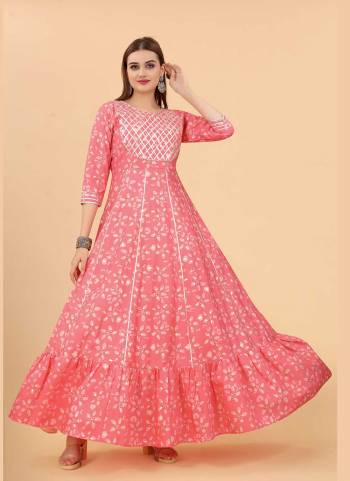 Grab These Beautiful Looking Readymade Kurti.These Kurti is Fabricated On Muslin.Its Beautified With Digital Printed,Gota Patti Work.