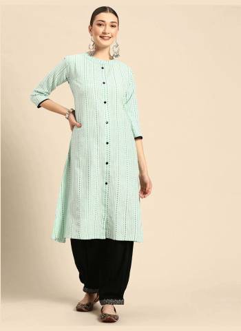 Attrective These Beautiful Looking Readymade Kurti.These Kurti is Fabricated On Cotton Blend.Its Beautified With Wevon Designer.