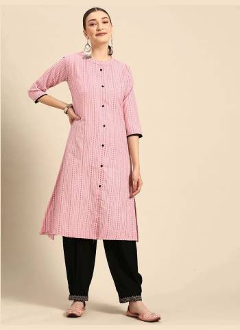 Attrective These Beautiful Looking Readymade Kurti.These Kurti is Fabricated On Cotton Blend.Its Beautified With Wevon Designer.