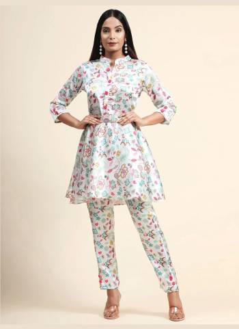 Grab These Beautiful Looking Readymade Kurti With Bottom.These Kurti And Botton is Fabricated On Muslin.Its Beautified With Designer Floral Printed.