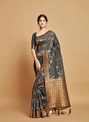 Grab These Party Wear Saree in Fine Colored.These Saree is Fabricated On Linen Pair With Blouse.Its Beautified With Heavy Weaving Copper Designer.