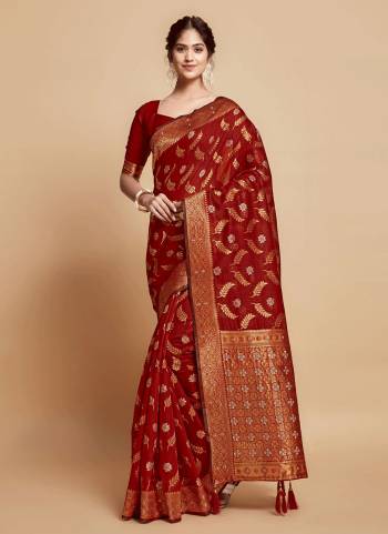 Grab These Party Wear Saree in Fine Colored.These Saree is Fabricated On Linen Pair With Blouse.Its Beautified With Heavy Weaving Copper Designer.