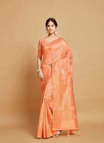 Grab These Party Wear Saree in Fine Colored.These Saree is Fabricated On Linen Pair With Blouse.Its Beautified With Heavy Weaving Copper Designer.