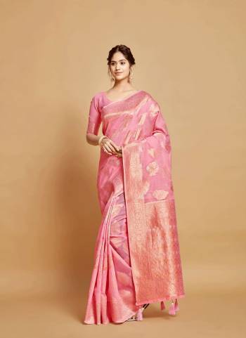 Grab These Party Wear Saree in Fine Colored.These Saree is Fabricated On Linen Pair With Blouse.Its Beautified With Heavy Weaving Copper Designer.