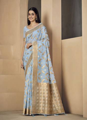 Grab These Party Wear Saree in Fine Colored.These Saree is Fabricated On Linen Pair With Blouse.Its Beautified With Heavy Weaving Copper Designer.