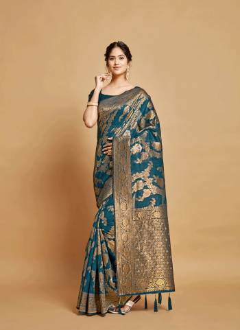 Grab These Party Wear Saree in Fine Colored.These Saree is Fabricated On Linen Pair With Blouse.Its Beautified With Heavy Weaving Copper Designer.