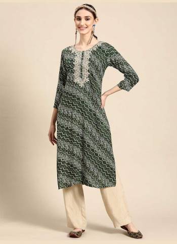 Attrective These Beautiful Looking Readymade Kurti.These Kurti is Fabricated On Rayon.Its Beautified With Bandhani Printed Designer With Embroidery Work.