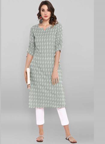 Grab These Beautiful Looking Readymade Long Kurti.These Kurti is Fabricated On Cotton.Its Beautified With Wevon Designer.