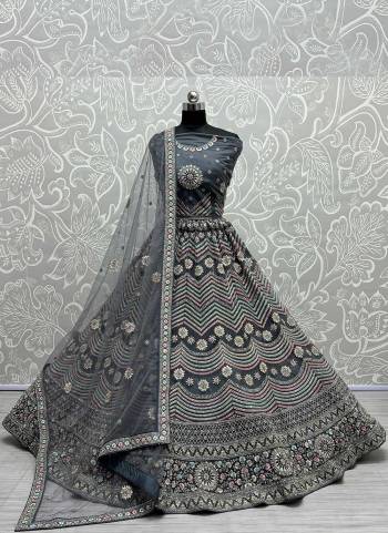 For A Designer Look,Grab These Lehenga Choli in Fine Colored.These Lehenga Choli Are Bridal Net And Dupatta Are Fabricated On Soft Net Pair.Its Beautified With Fancy Designer Multy Thread,Jari Embroidery Work.