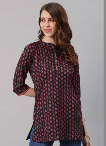 Grab These Beautiful Looking Readymade Short Kurti.These Kurti is Fabricated On Cotton.Its Beautified With Designer Floral Printed.